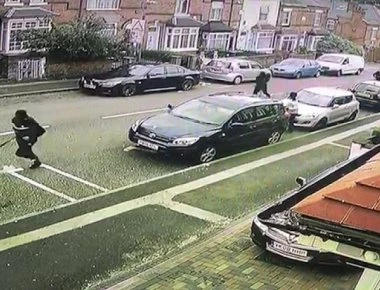 Η τρομακτική στιγμή που ένα αυτοκίνητο παρασέρνει έναν κακοποιό με μάσκα και χαντζάρα (βιντεο)